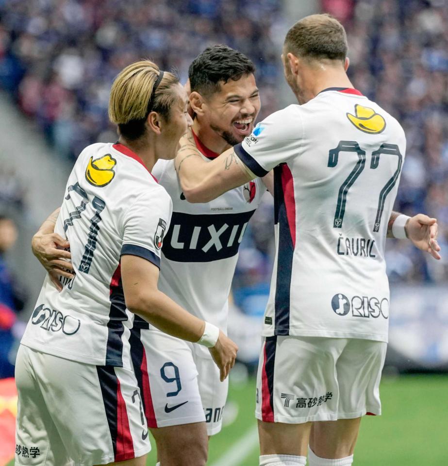 　前半、先制ゴールを決め抱き合って喜ぶ鹿島・レオセアラ（中央）