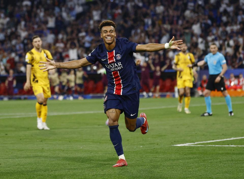 　インテル・ミラノ戦でチーム３点目のゴールを決め、喜ぶパリ・サンジェルマンのドゥエ＝ミュンヘン（ロイター＝共同）