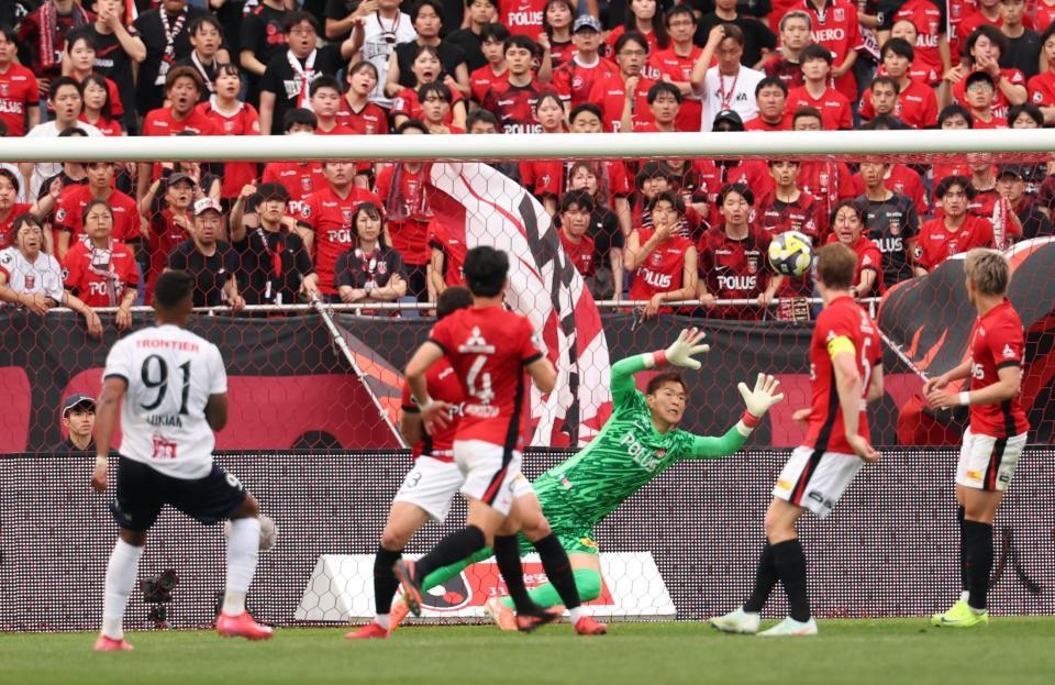 　前半、横浜ＦＣ・ルキアン（９１）に先制ゴールを奪われる浦和ＧＫ・西川周作（撮影・金田祐二）