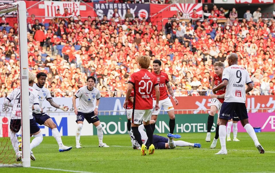 　後半、自身２点目のゴールを決める浦和・グスタフソン（右から２人目）