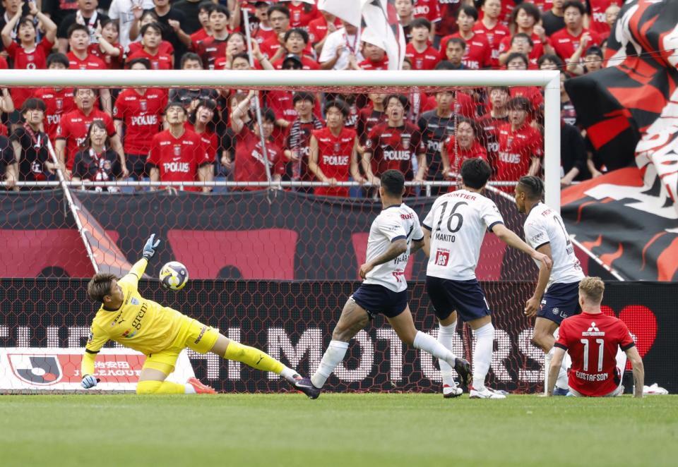 　後半、ゴールを決める浦和・グスタフソン（１１）。ＧＫ市川