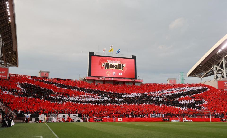 　飛行機の絵をつくり、クラブＷ杯出発を見送る浦和サポーター（撮影・金田祐二）