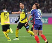 　柏・木下康介（中央）にゴールを許し悔しがるＦＣ東京・長友佑都（手前）＝４月