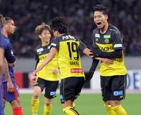 　ゴールを決め叫ぶ柏・木下康介（右）＝４月