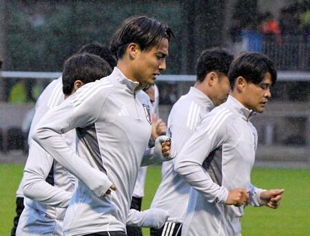 　オーストラリア戦に向け、調整する佐野海（右）と佐野航（手前）＝共同