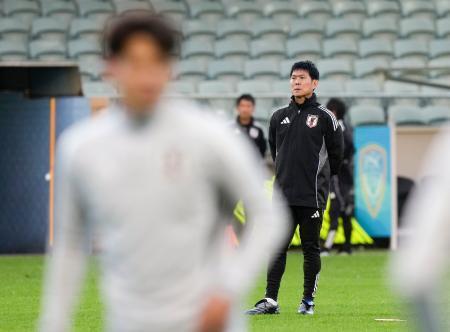 　サッカーＷ杯アジア最終予選のオーストラリア戦に向けた練習を見守る森保監督＝パース（共同）