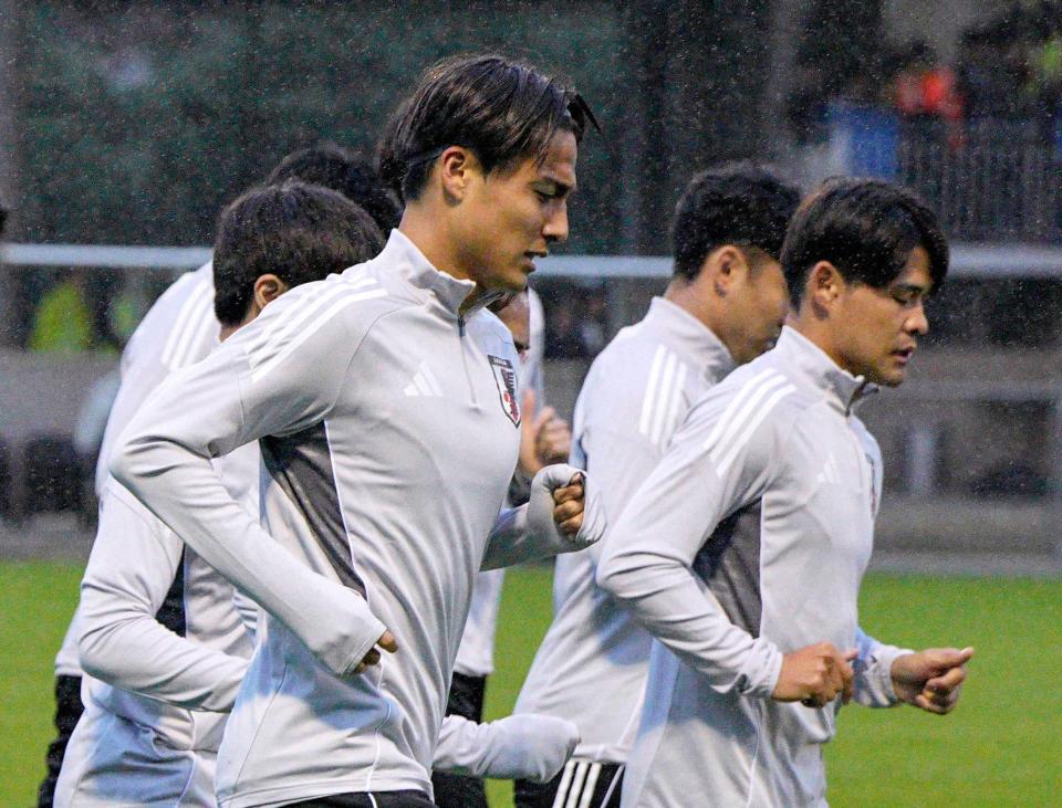 　オーストラリア戦に向け、調整する佐野海（右）と佐野航（手前）＝共同