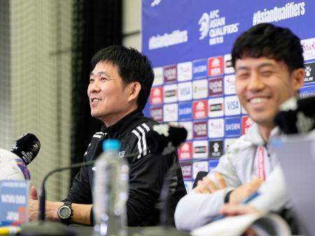 　サッカーＷ杯アジア最終予選のオーストラリア戦を前に、記者会見する森保監督（左）ら＝４日、パース（共同）
