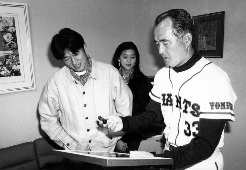 　三浦知良、設楽りさ子夫妻と長嶋監督＝９３年４月