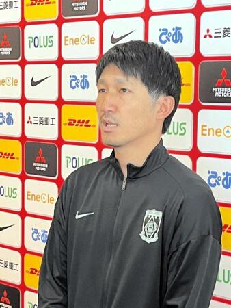 　取材に応じるＪ１浦和の堀之内聖スポーツダイレクター