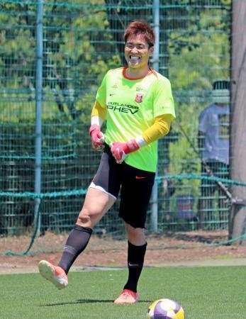 　公開練習で笑顔を見せるＪ１浦和の西川＝さいたま市