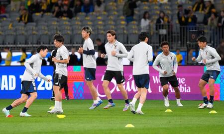 　オーストラリア戦を前にウオーミングアップする日本代表（共同）