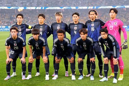 　オーストラリア戦に臨む日本代表イレブン。（前列左から）俵積田、平河、藤田、佐野海、鈴木唯、（後列左から）鎌田、大橋、関根、渡辺、町田、ＧＫ谷＝パース（共同）