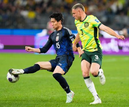 　日本-オーストラリア　前半、競り合う鎌田（左）＝パース（共同）