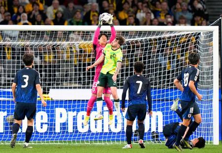 　後半、セーブするＧＫ谷（共同）