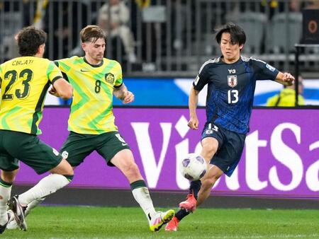 　後半、競り合う中村（右）＝共同