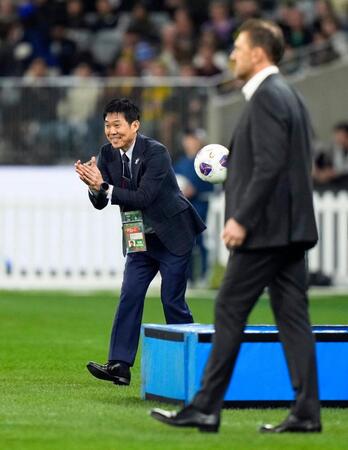 　前半、選手を鼓舞する森保監督（左）＝共同