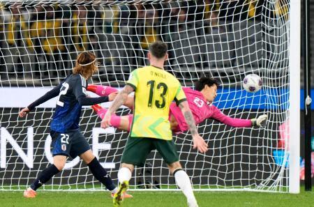　日本-オーストラリア　後半、オーストラリアに決勝ゴールを決められたＧＫ谷（右）＝パース（共同）