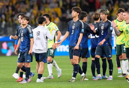 　オーストラリアに敗れ、引き揚げる久保（手前左端）ら