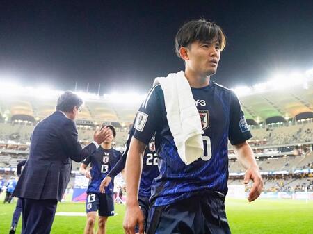 　オーストラリアに敗れ、引き揚げる久保