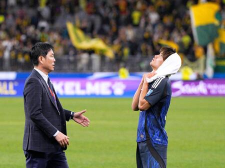 　オーストラリアに敗れ、天を仰ぐ久保。左は森保監督
