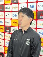 　取材に応じるＪ１浦和の堀之内聖スポーツダイレクター