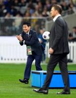 　前半、選手を鼓舞する森保監督（左）＝共同
