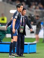 　後半、途中出場する町野（左）に指示を出す森保監督（共同）