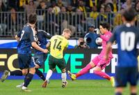 　後半、クリアするＧＫ谷（右）＝共同