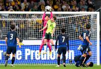 　後半、セーブするＧＫ谷（共同）