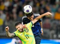 　前半、ヘディングで競り合う渡辺（上）＝共同