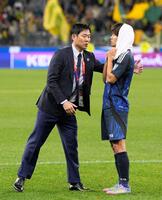 　オーストラリアに敗れ、久保（右）をねぎらう森保監督