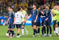 　オーストラリアに敗れ、引き揚げる久保（手前左端）ら