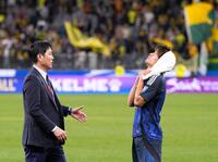 　オーストラリアに敗れ、天を仰ぐ久保。左は森保監督