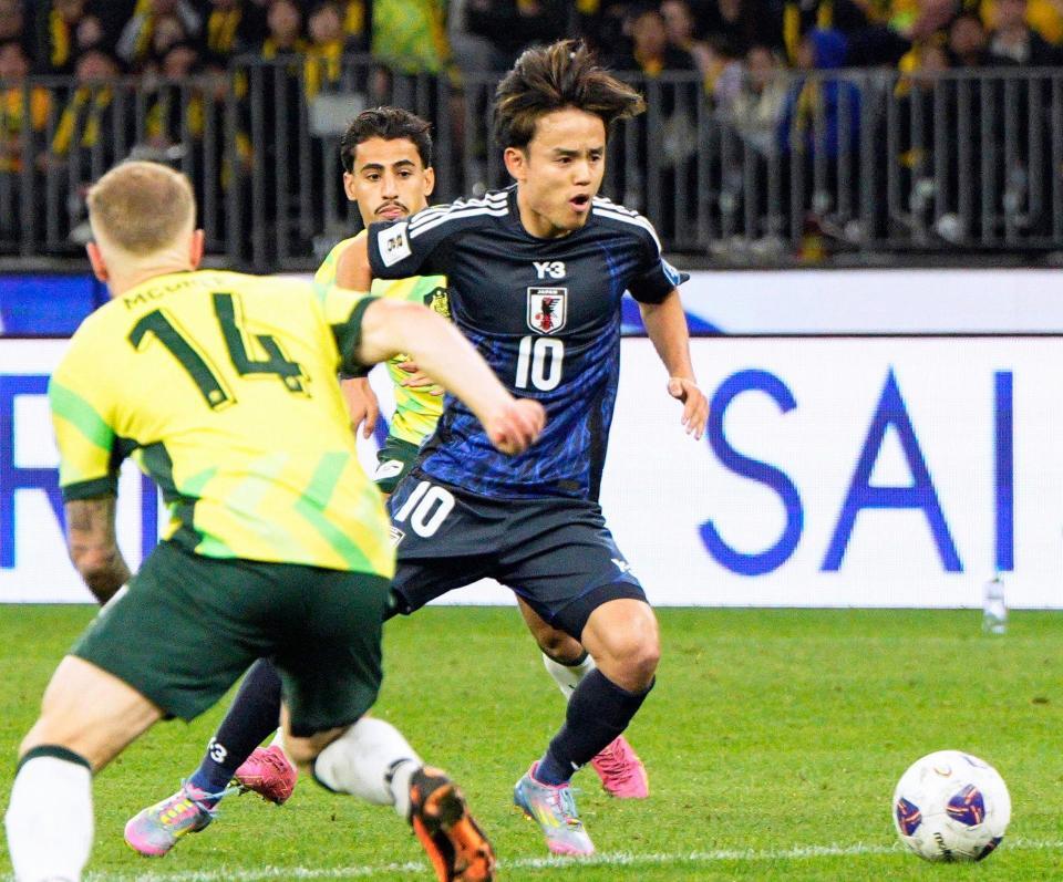 　後半、攻め込む久保（１０）＝共同