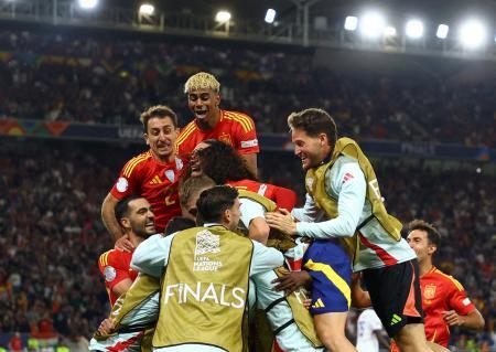 　欧州ネーションズリーグ準決勝のフランス戦でゴールを喜ぶスペインの選手たち＝５日、シュツットガルト（ロイター＝共同）