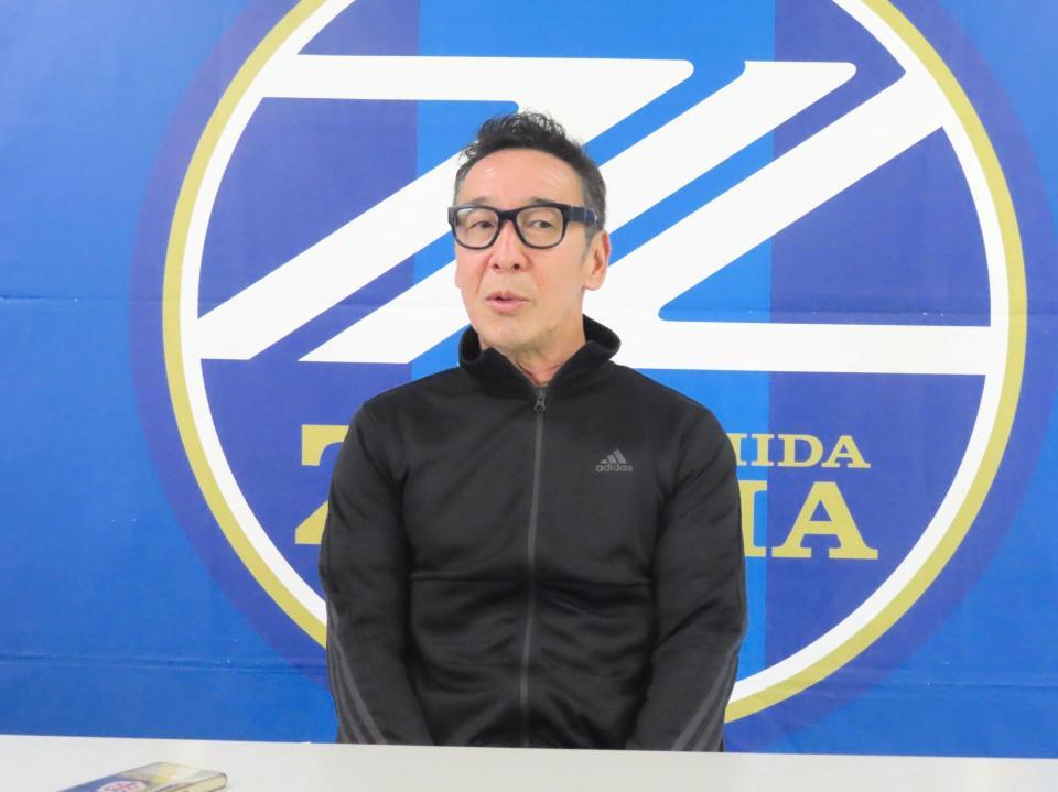 　取材に応じた町田の原靖フットボールダイレクター