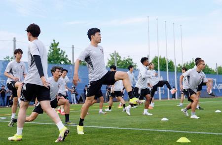 　サッカーＷ杯アジア最終予選のインドネシア戦に向け、調整する遠藤（手前左から２人目）ら日本代表＝堺市