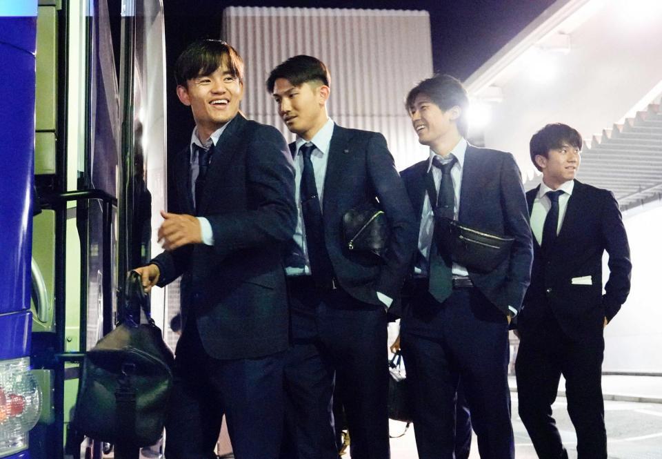 　帰国した（左から）久保、渡辺、中村、平河