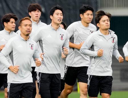 　サッカーＷ杯アジア最終予選のインドネシア戦に向け、調整する（右から）久保、鈴木淳、鎌田ら＝堺市