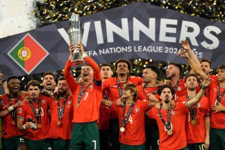 　欧州ネーションズリーグを制し、トロフィーを掲げるポルトガルのロナルド＝ミュンヘン（ＡＰ＝共同）