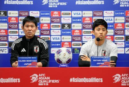 　サッカーＷ杯アジア最終予選のインドネシア戦を前に、記者会見する森保監督。右は遠藤＝９日、パナソニックスタジアム吹田