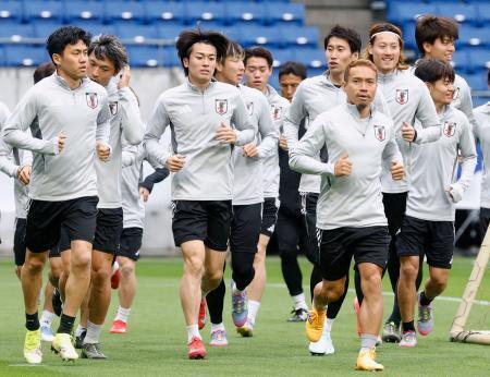 　サッカーＷ杯アジア最終予選のインドネシア戦に向け、最終調整する長友（右手前）ら日本代表＝パナソニックスタジアム吹田