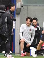 　日本代表・森保一監督（左）と話す日本代表・中村敬斗（撮影・中田匡峻）