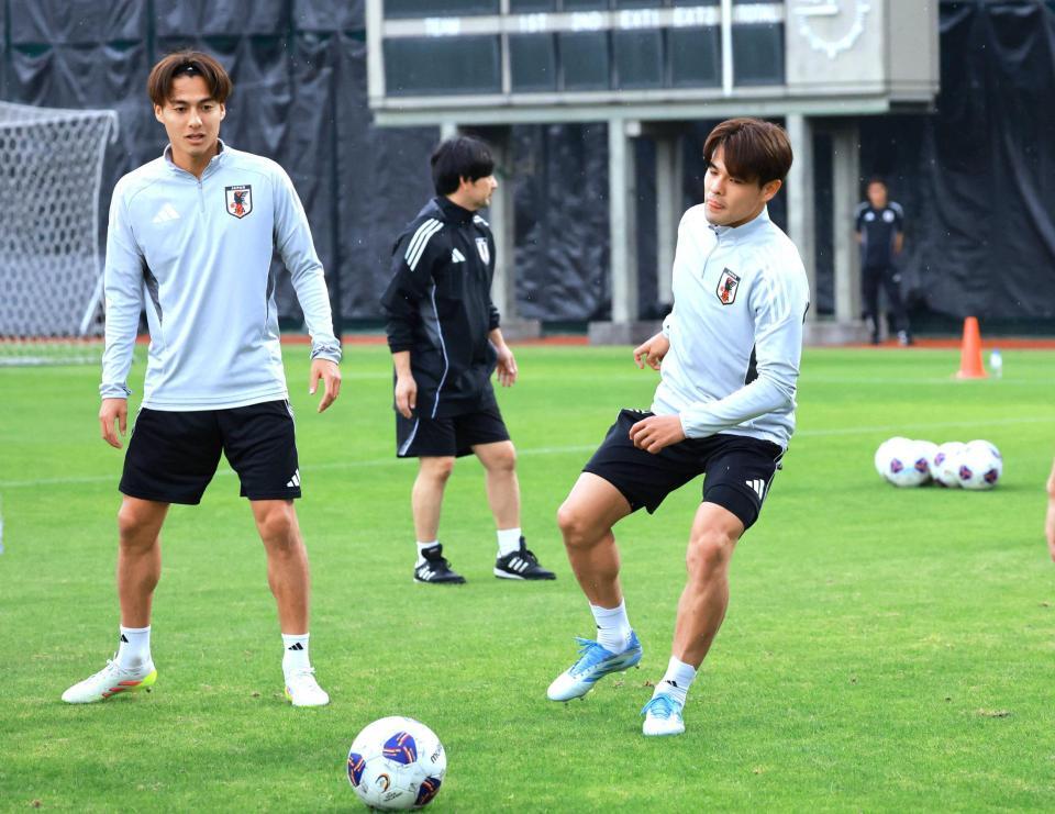 　佐野航（左）と並んでボール回しをする佐野海（撮影・石湯恒介）