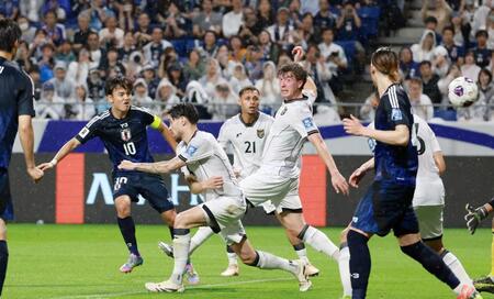 　前半、２点目を決める久保（左）