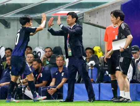 　前半、チーム２点目のゴールを決めた久保とタッチを交わす森保監督（中央）