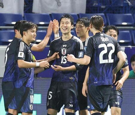 　前半、２点目を決めた日本代表・鎌田大地（中央）はイレブンに祝福される（撮影・北村雅宏）