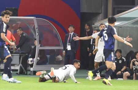 　前半、試合を見守る日本代表・森保一監督（中央）＝撮影・北村雅宏