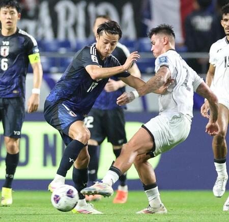　後半、ボールを競い合う日本代表・佐野航大（撮影・北村雅宏）